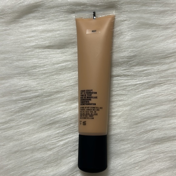 *NIB* MAC Studio Sculpt SPF 15 Foundation NC37 - Picture 3 of 3